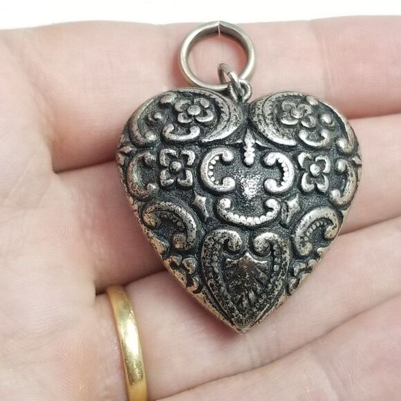 Vintage Floral Patter Silver Tone Heart Shape Pendant, Estate - Picture 3 of 6